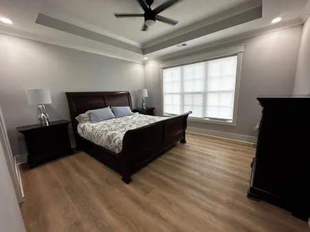 Modern 3 BR home, interior lot near Lake Keowee, Clemson, Walhalla, Seneca. Отели рядом с достопримечательностью «Кеауи Марина»