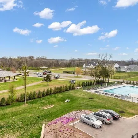Luxury Massive Townhome, Pool, Elevator, Amenities