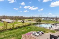 Luxury Massive Townhome, Pool, Elevator, Amenities