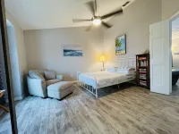 Beautiful Waterfront Home. 8 Min Walk to the Beach and Restaurants Private Pool.