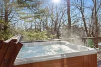 Karaoke!•LUX French Chalet•HotTub•Pool Table•FirePit•Pets•AC•Beach+Lake Access!