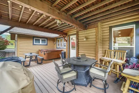 Luxury cabin, Sleeps 14, HOT TUB
