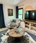 Perfectly Pink & Cozy 2-bedroom cabin in charming Waverly Hall