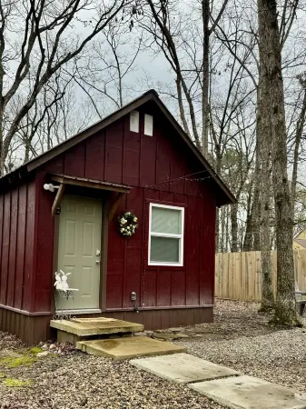 Romantic studio cottage, ride 2 Wolf Pen Gap, king, paved rd, fire pit, private.