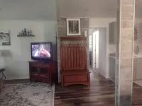 Cute, convenient, quiet Eagle River 2 bedroom home