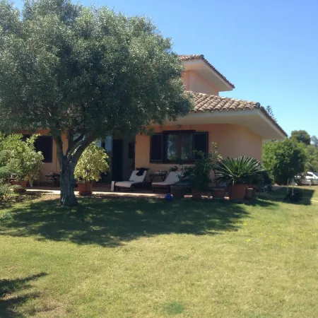 Villa with large garden just a few minutes from the sea, large garden