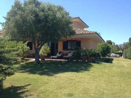Villa with large garden just a few minutes from the sea, large garden