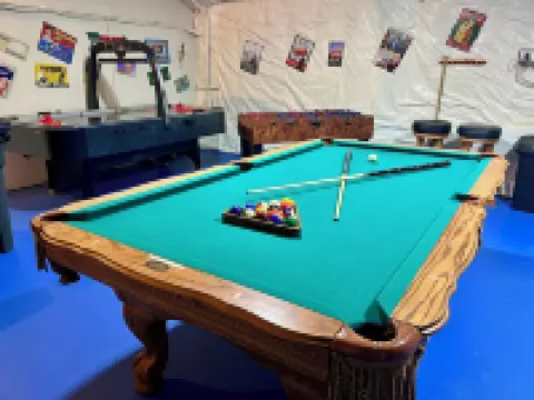Lakefront, game room, firepit, kayaks, pedal boat, frog mat, canoe Hotels in Barnstead