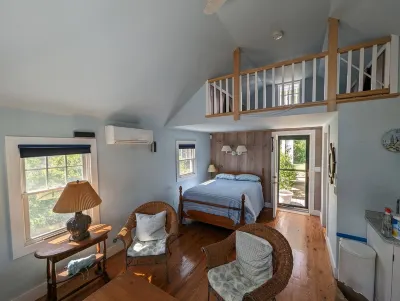 Cozy cottage with Ninigret Pond access and a short walk to the beach