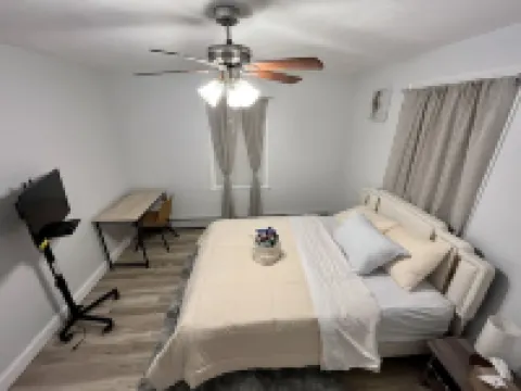 Beautiful two-story home close to downtown worcester 5beds-4bedroom