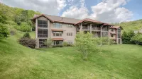 Luxury Condo-Golf, Pool, Fitness Center & Mountain Views!