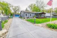 Cheerful, Lake Home with amazing backyard! Hotels in Cedar Lake
