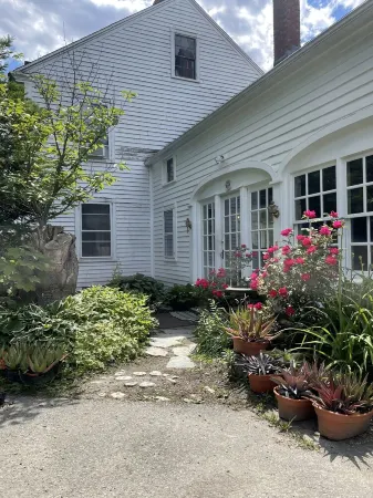 A Quintessential New England Historical Guesthouse Отели рядом с достопримечательностью «The Mill Works»