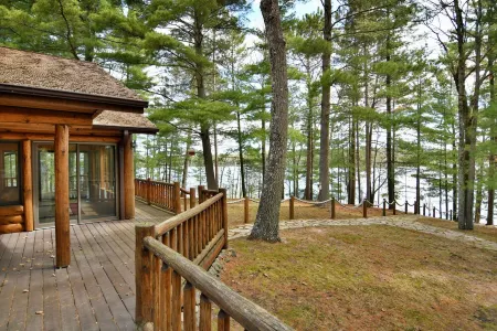 Family Retreat with Privacy and Comfort on Middle Eau Claire Lake. Fast Wifi! Отели в г. Барнс