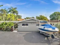 Heated salt water pool, patio, yard, laundry, kayaks, BBQ,hot tub,prime location