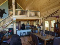 Private getaway near Bear Lake, ATV hike, cave tours, and kayaking, game room. - 小木屋