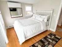 Beautiful 3 bedroom house by the ocean Hotels in Fairhaven
