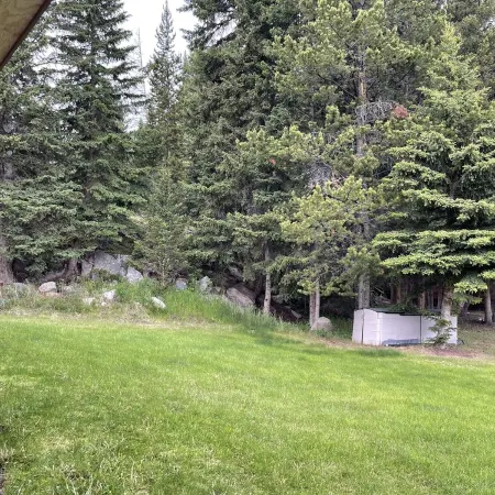 Tweek's Cabin- luxury cabin with yard, fire pit, and hot tub!!!