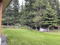 Tweek's Cabin- luxury cabin with yard, fire pit, and hot tub!!!