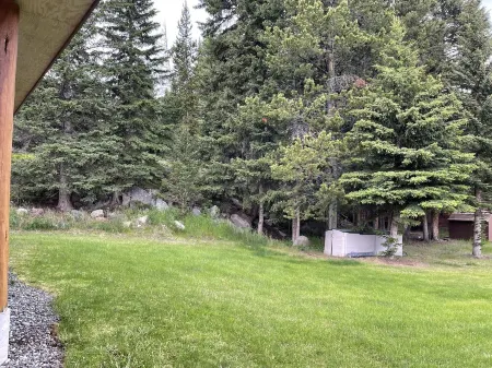 Tweek's Cabin- luxury cabin with yard, fire pit, and hot tub!!!