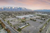 Luxurious Renovated Home with New Hot Tub: By Stadium, Expo Center, and Skiing.