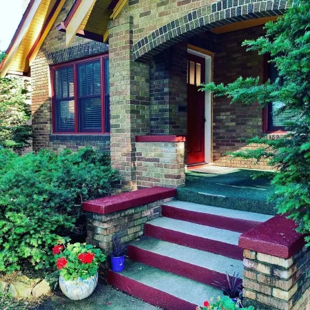 Cozy N Clean Brick Bungalow Dundee-  Best Porch Swing in the metro!