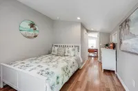 Sunny Retreat 4 BR Ranch w Spacious Backyard Hotel dekat Princeton Junction
