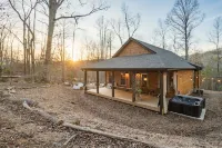 Luxe Cabin Retreat HotTub • 20 min Blue Ridge• Vineyards•Games• Firepit• Pets