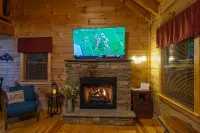 Cozy Cabin Minutes to Helen and best hiking trails in the area! Pet Friendly!