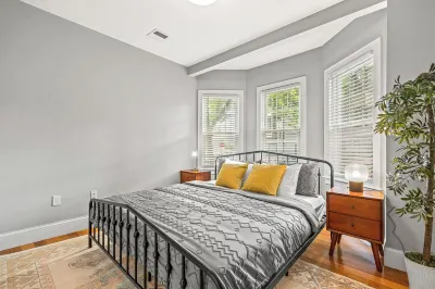 3BR2BA Retreat - 2min to Savin Hill Station Hotels near T-Mobile