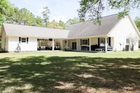 Modern Farmhouse & Guest Home in Wallisville!