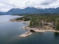 Cozy and Dog Friendly Retreat by Relaxing Creek & Hot Tub by Lake Cushman
