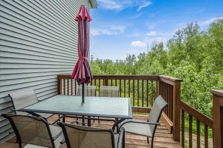 Mountain View Haven - Luxe Townhouse w/ King Suite & Walk-In Closet Отели в г. Найк-Фэрвью