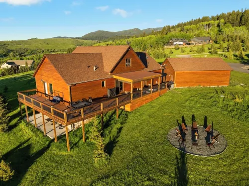 Big Elk Haus - 5Ksqft Home, Hot Tub, AC, Sleeps 14, 360 Views, PickleBall