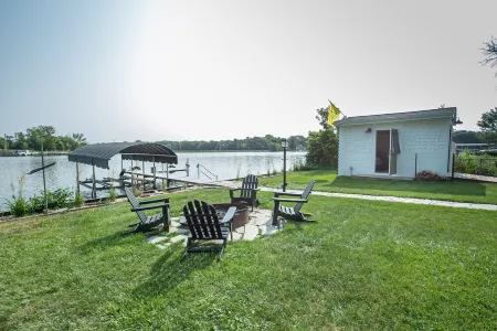 Beautiful Fox River Waterfront House Getaway Отели в г. Мак-Генри