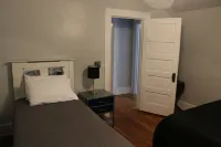 Whole House, 5 minutes by car to OU, 2 Bedroom, 1.5 bath, Smart TV, FREE Wi-Fi Hotels in Athens Township