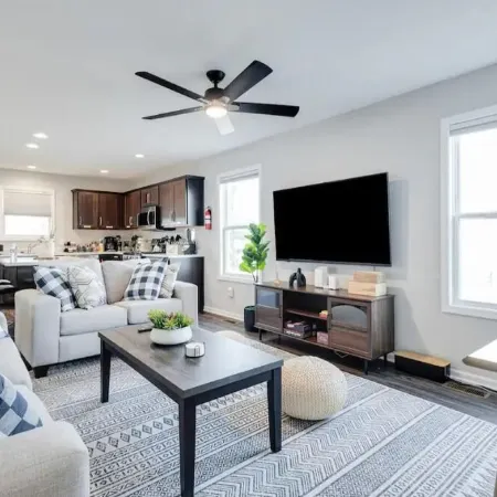 Modern, Spacious Whole Unit Traveler's Home!