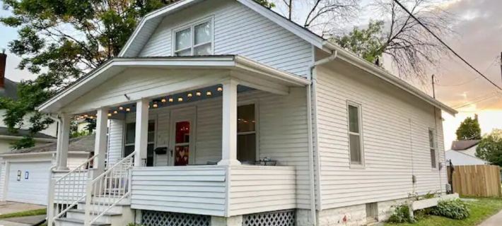 Steps to Downtown Iowa City, Cozy and Colorful! Hotels in Johnson County