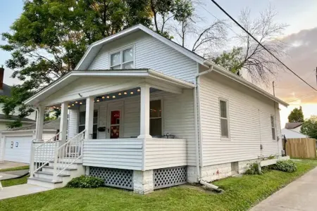 Steps to Downtown Iowa City, Cozy and Colorful!