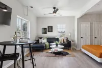 cozy comfy cottage c+ Hotels in Thunderbolt