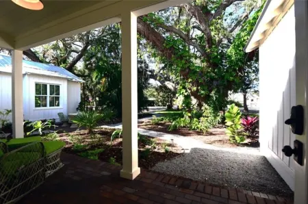 Bright & Comfortable Florida Cottage, Within 15 Min to Siesta and Nokomis Beach