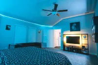 Movie Theatre! Pool Table!Lackland! Vanity room !! Near Seaworld ! Hotels near 7-Eleven