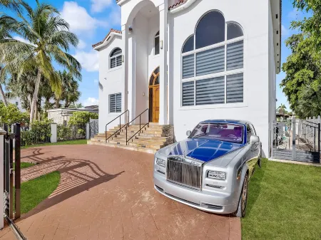 VIP Luxury 5 BR OceanFront Villa | Heated Pool & Dock | Free Parking & WiFi