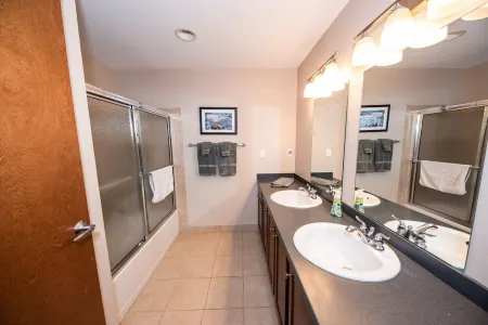 Marina Sunsets Overlooking Chesapeake's Pool Отели рядом с достопримечательностью «Zoom Flume»