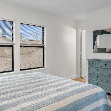 Beautiful Bright Condo Minutes to the Beach