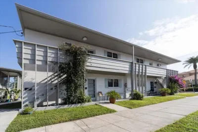 Charming Sweet Daisy overlooking stunning new pool in awesome Southside Village!