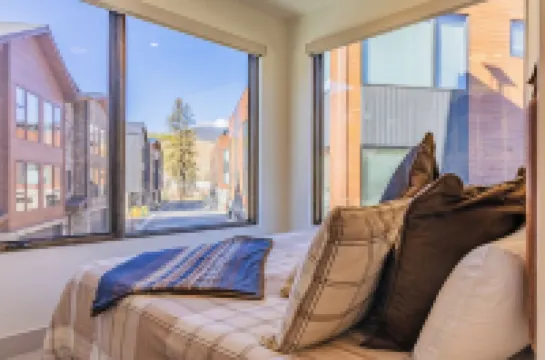 Hot Tub on Rooftop Deck - Mountain/River Views - Gym - EV Charger - 3 Kings