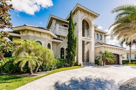 5 Bed 6 Bath Waterfront Retreat with Heated Pool, Hot Tub and Outdoor Kitchen Отели рядом с достопримечательностью «Hideaway Beach»