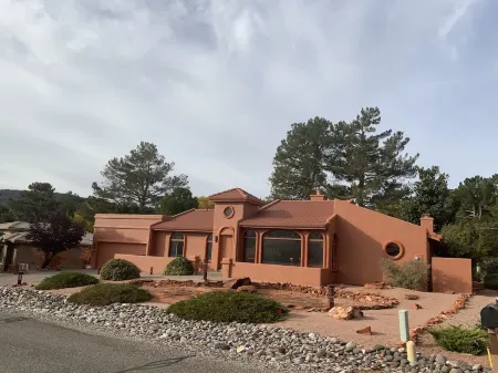 New Listing! Epic Redrock Views, Golf Course,  Sedona's Best Neighborhood! Отели рядом с достопримечательностью «Белл Рок»