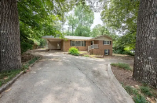 Fantastic for Extended Stays & Work Crews- 10 beds, 5 bedrooms, 2.5 baths